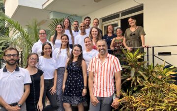 About 20 workshop participants at the Center for Marine Research, University of Havana.